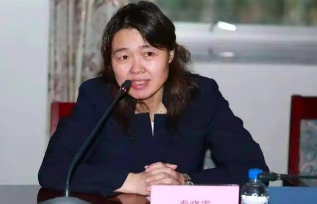 海伦娜冷笑道：怎么？你想软禁我？你不要忘了，所有人都知道我回了北欧，如果明天你的婚礼上我没有出现的话，他们会怎么想？奥利维亚不屑的说道：你今晚会拍一条短视频告诉所有人，说你身体突发不适，要卧床静养，不能做我的伴娘了。